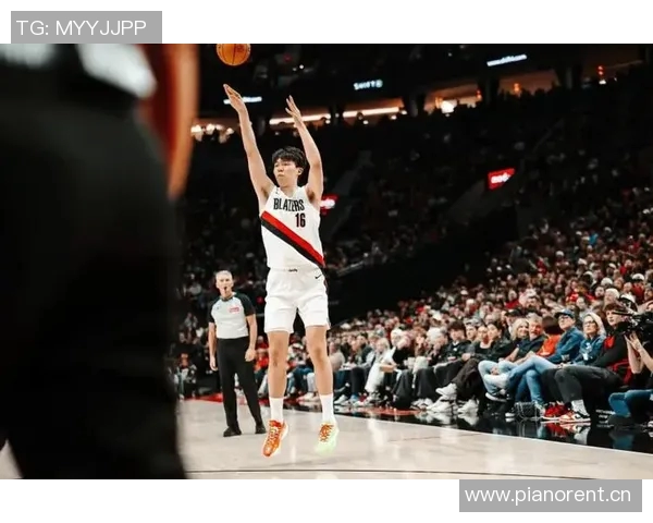 开拓者前线记者小傅期待小杨在篮球场上展现真实自我的那一天